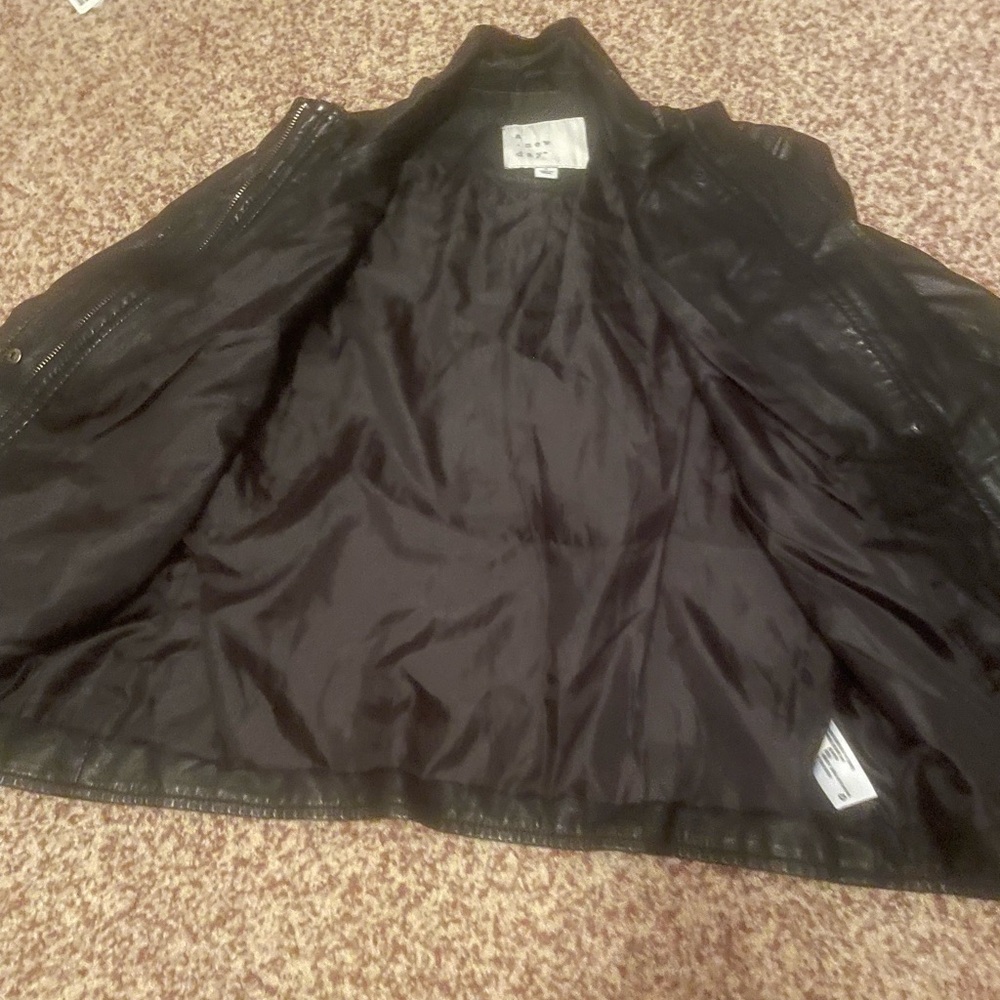 leather jacket - Picture 2 of 5